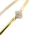 zoom dettaglio diamanti su bracciale rigido oro giallo Salvini