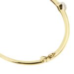 dettaglio chiusura di bracciale rigido oro giallo con diamanti Salvini