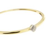 dettaglio diamanti di bracciale rigido oro giallo con diamanti Salvini