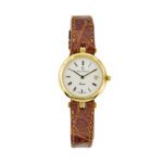 Orologio da donna movimento al quarzo, cassa in oro giallo 18kt, diametro 24 mm, quadrante bianco con numeri romani, datario, vetro zaffiro, cinturino originale in pelle marrone. Scatola originale e garanzia, anni ’90.