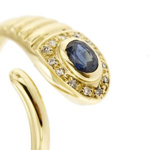 zoom dettaglio di zaffiro e diamanti su anello aperto serpente in oro giallo
