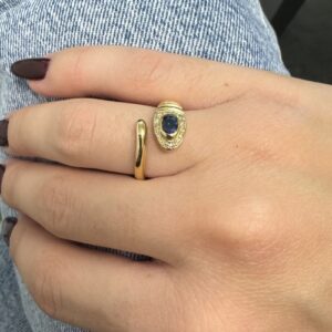 Foto gioiello indossata: anello in oro giallo adattabile misura 15 a 19 con serpente con zaffiro blu e diamanti