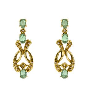 Orecchini pendenti in oro giallo 18kt con 6 smeraldi ovali da 0.40 ct cad. totale 2.40 ct e 24 diamanti taglio huit huit da 0.01 ct cad., totale 0.24 ct - colore GH , purezza VS.