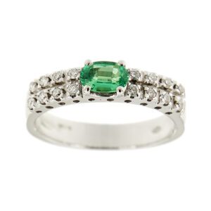 Anello in oro bianco 18kt con smeraldo centrale da 0.35 ct e ai lati 16 diamanti taglio brillante da 0.01 ct cad. totale 0.16 ct colore GH e purezza VS.