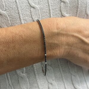 Foto gioiello indossata: bracciale tennis in oro bianco con diamanti neri e trasparenti, brand: Crivelli