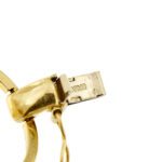 dettaglio incisione su bracciale oro giallo con sterline