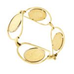 Bracciale con 4 ovali n oro giallo 18kt contenenti 4 sterline inglesi (916/1000) del 1962, 1966, 1968 e 1974; chiusura a scomparsa e sicura. Brand: Unoaerre.