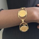 Foto gioiello indossata: bracciale in oro giallo con sterline