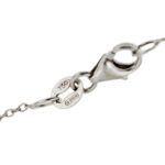 dettaglio chiusura a moschettone su collana punto luce maglia rolò in oro bianco con diamante e punzone 750 oro