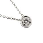 zoom dettaglio diamante su collana punto luce oro bianco con diamante