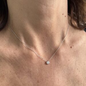 Foto gioiello indossata: collana punto luce oro bianco con diamante