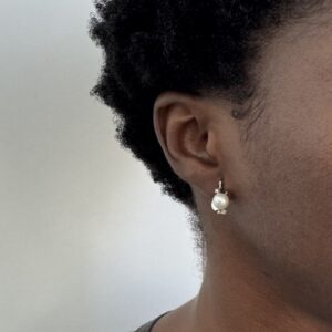 Foto gioiello indossata: orecchini a monachella in oro bianco con perle e diamanti