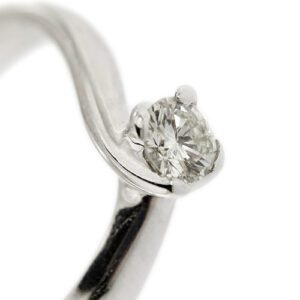 zoom dettaglio diamante su anello solitario in oro bianco