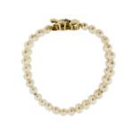 profilo e spessore di bracciale due fili con perle e fiore con diamanti in oro giallo