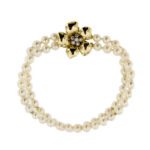 Bracciale doppio filo di perle d'acqua salata da 5-5,6mm colore avorio con due distanziali e chiusura a scomparsa a forma di fiore in oro giallo 18kt con 6 diamanti taglio brillante da 0,04 ct cad. totale 0,24 ct - colore GH e purezza SI.