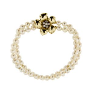 Bracciale doppio filo di perle d'acqua salata da 5-5,6mm colore avorio con due distanziali e chiusura a scomparsa a forma di fiore in oro giallo 18kt con 6 diamanti taglio brillante da 0,04 ct cad. totale 0,24 ct - colore GH e purezza SI.