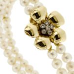 zoom dettaglio fiore oro giallo con diamanti e perle bracciale