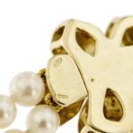 zoom dettaglio retro di fiore oro giallo con diamanti di bracciale con perle: incisione punzone 750 oro