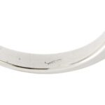 zoom dettaglio incisione punzone 750 oro su anello oro bianco solitario con diamante