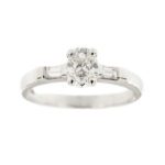 Anello solitario contrarié in oro bianco 18kt con diamante ovale da 0.75 e ai lati 2 diamanti taglio baguette da 0.05 ct cad. totale 0.85 ct- Colore FG e Purezza VVS.