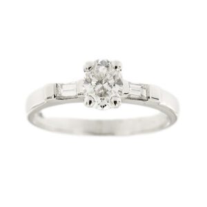 Anello solitario contrarié in oro bianco 18kt con diamante ovale da 0.75 e ai lati 2 diamanti taglio baguette da 0.05 ct cad. totale 0.85 ct- Colore FG e Purezza VVS.