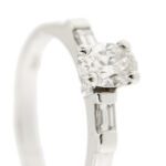 zoom dettaglio diamante centrale di anello oro bianco