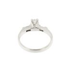visione interna e retro di anello oro bianco solitario con diamante