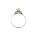 prospettiva di anello oro bianco con diamanti a forma di fiore