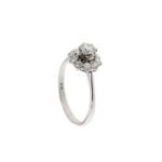 lato di anello oro bianco a fiore con diamanti