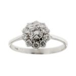 Anello a fiore in oro bianco 18kt con 11 diamanti taglio brillante: 1 da 0,45 ct e 10 da 0,05 ct cad. totale 0,95 ct - colore GH e purezza VS.