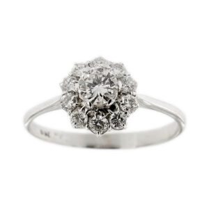 Anello a fiore in oro bianco 18kt con 11 diamanti taglio brillante: 1 da 0,45 ct e 10 da 0,05 ct cad. totale 0,95 ct - colore GH e purezza VS.