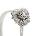 zoom dettaglio diamanti su anello a fiore oro bianco