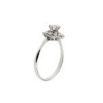 lato di anello oro bianco a fiore con diamanti 3
