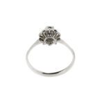 visione interna e retro di anello oro bianco a fiore con diamanti