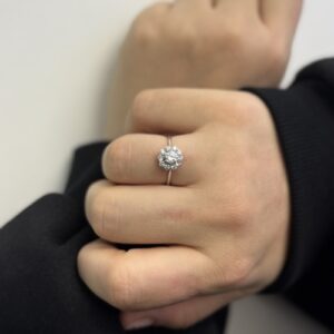 Foto gioiello indossata: anello solitario a fiore in oro bianco con diamanti