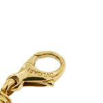 dettaglio incisione brand Bulgari su bracciale oro giallo Bulgari