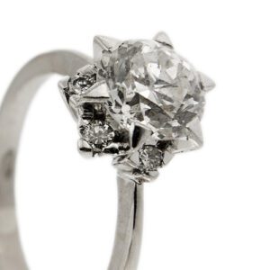 zoom dettaglio diamanti su anello platino