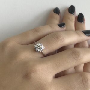 Foto gioiello indossata: anello platino con diamanti