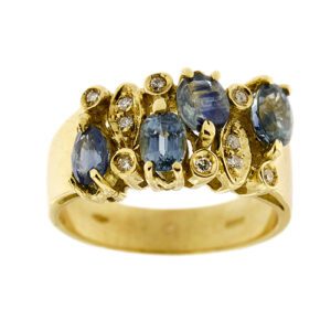 Anello a fascia in oro giallo 18kt con 4 zaffiri ovali da 0,50 ct cad., totale 2,00 ct e 10 diamanti taglio huit huit da 0,01 ct cad. totale 0,10 ct - colore GH e purezza VS.