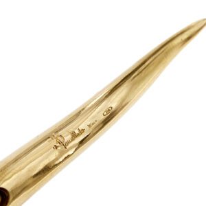 dettaglio incisioni su ciondolo cornetto in oro giallo