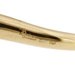 zoom dettaglio incisione pomellato e punzone 750 oro su ciondolo cornetto