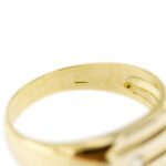 zoom dettaglio incisione interna su anello oro giallo scudo con diamante da uomo