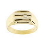 Anello uomo in oro giallo 18kt con diamante taglio brillante 0.08 ct colore GH - purezza VS e righe decorative sullo scudo.