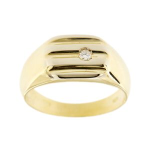 Anello uomo in oro giallo 18kt con diamante taglio brillante 0.08 ct colore GH - purezza VS e righe decorative sullo scudo.