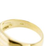 zoom particolare punzone interno 750 oro su anello oro giallo da uomo con diamante