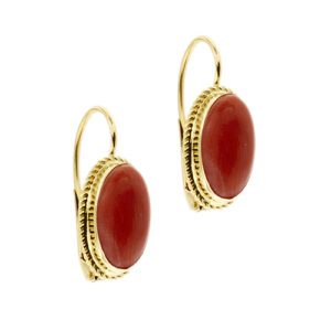 Orecchini a monachella in oro giallo 18kt con due coralli rossi ovali taglio cabochon (13 x 19 mm).