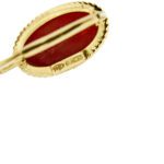 zoom dettaglio incisioni su interno di orecchino monachella oro giallo con corallo rosso