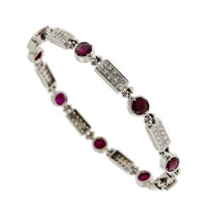 Bracciale castoni rettangolari in oro bianco 18kt con 90 diamanti taglio brillante da 0,02 ct cad. totale 1,80 ct - colore FG , purezza VS e 8 rubini rotondi da 0,50 ct cad. totale 4,00 ct; chiusura a scomparsa con sicura.