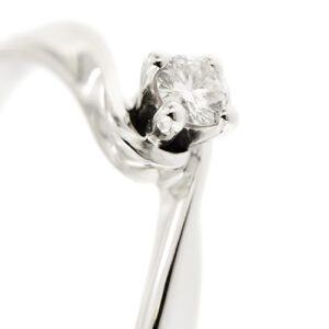zoom dettaglio diamante su anello oro bianco solitario