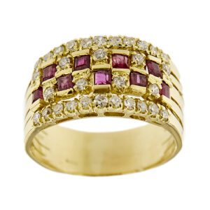 Anello a fascia in oro giallo 18kt con 9 rubini quadrati e 31 diamanti: 9 taglio brillante da 0.03 ct cad. e 22 taglio huit huit da 0.02 ct cad. totale 0.71 ct, colore GH - purezza VS.